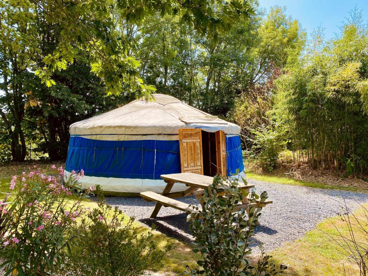 Les Yourtes Du Bearn - Domaine Des Deux Clos Bed and Breakfast Pontiacq-Viellepinte Exteriör bild